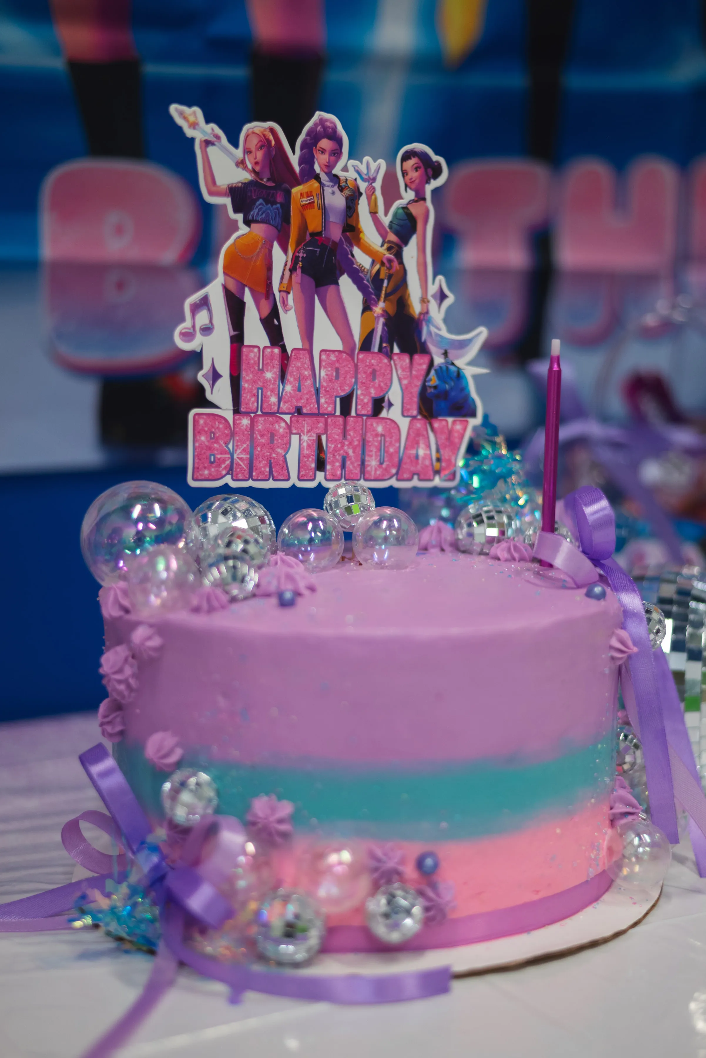 Pastel y decoración de cumpleaños inspirados en música pop.