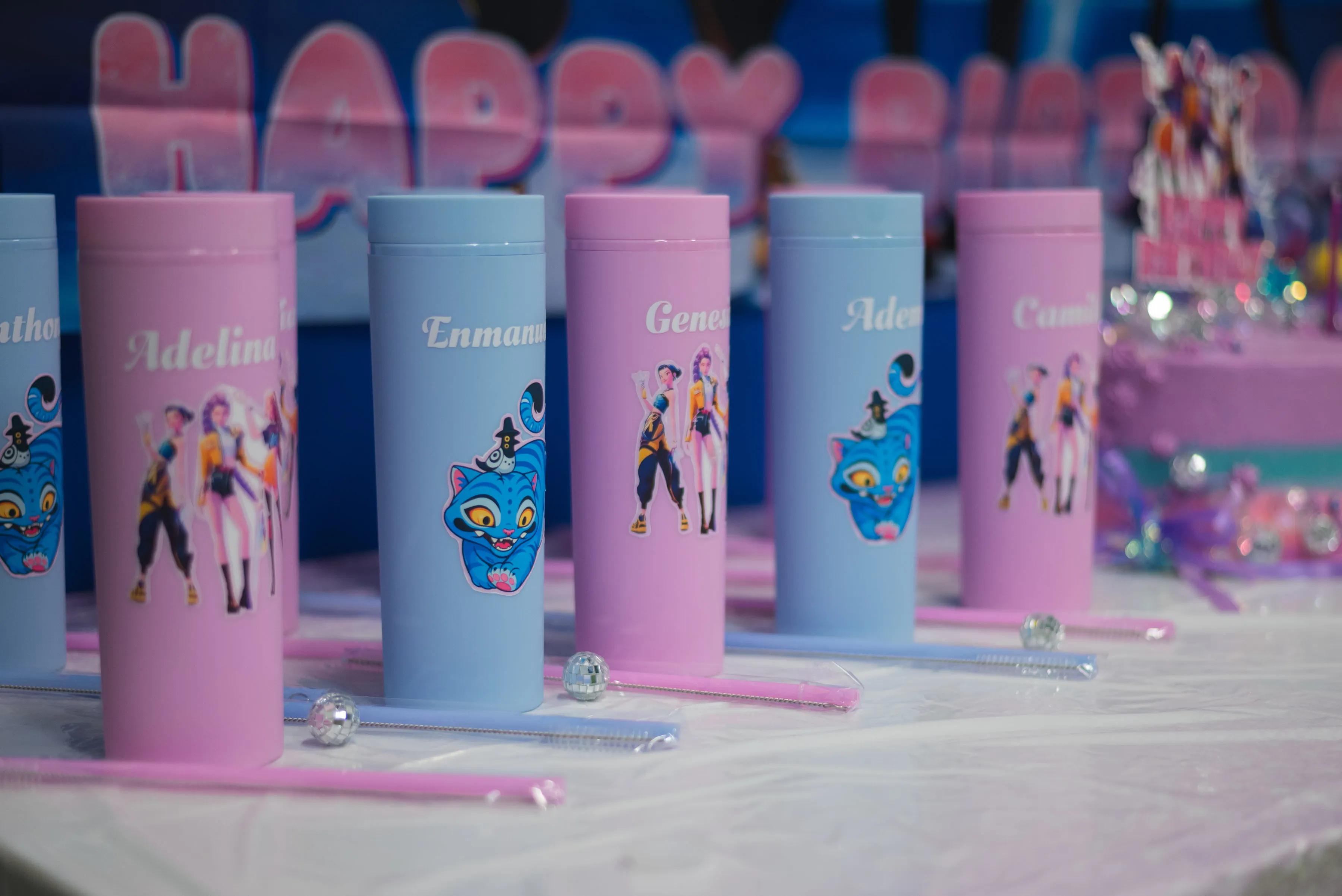 Vasos personalizados dispuestos sobre la mesa del cumpleaños.