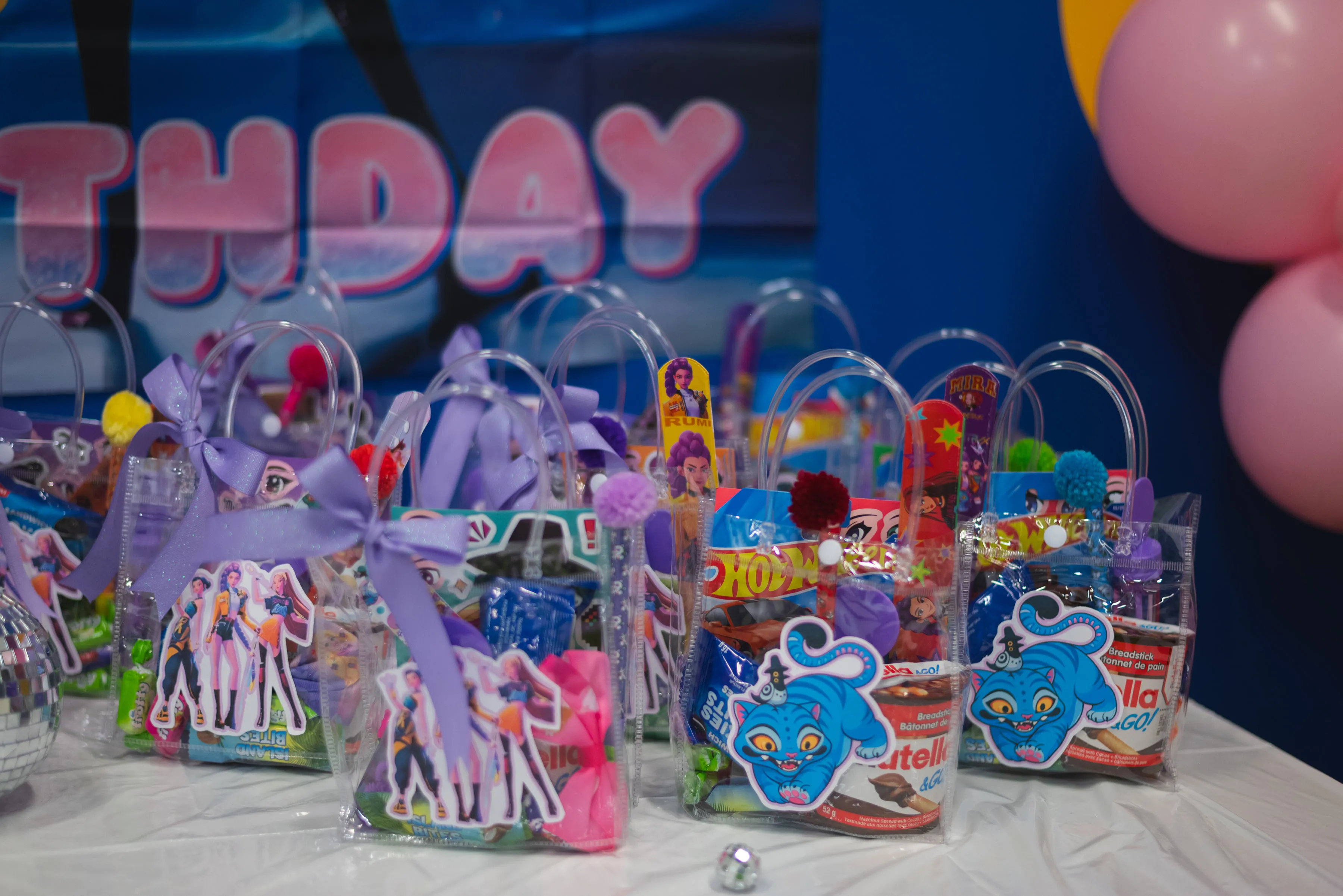 Recuerdos personalizados preparados para los invitados.