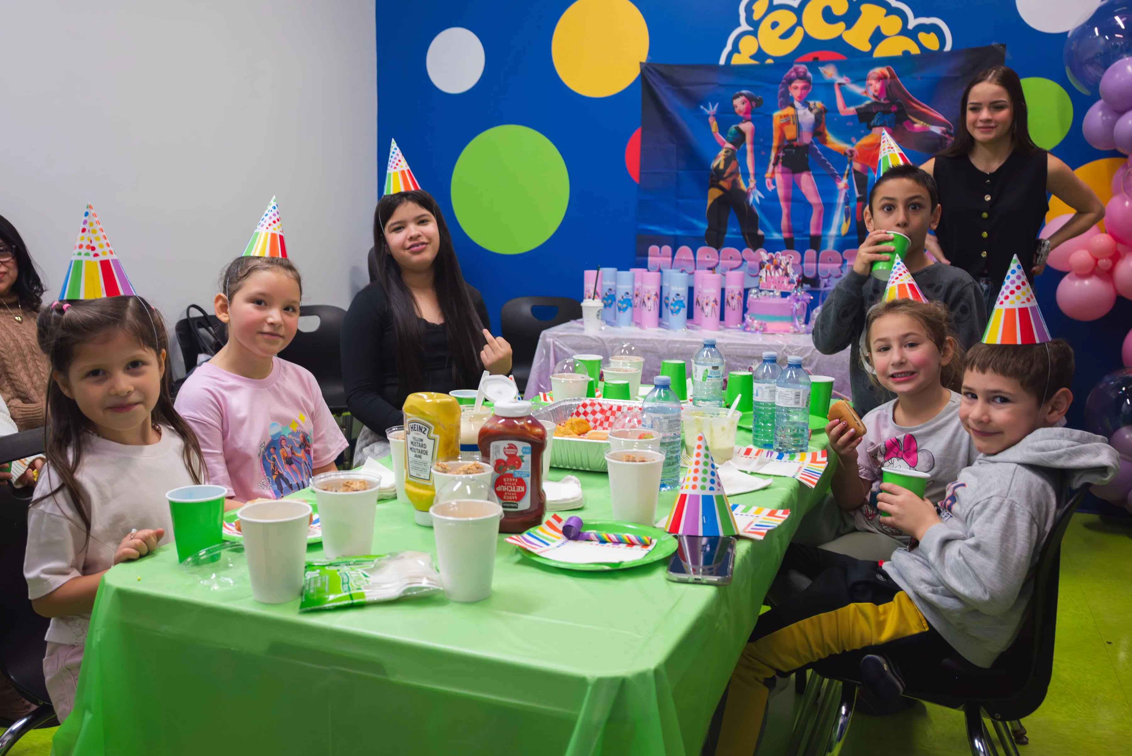Ana Paula compartiendo la mesa con sus invitados durante la celebración.