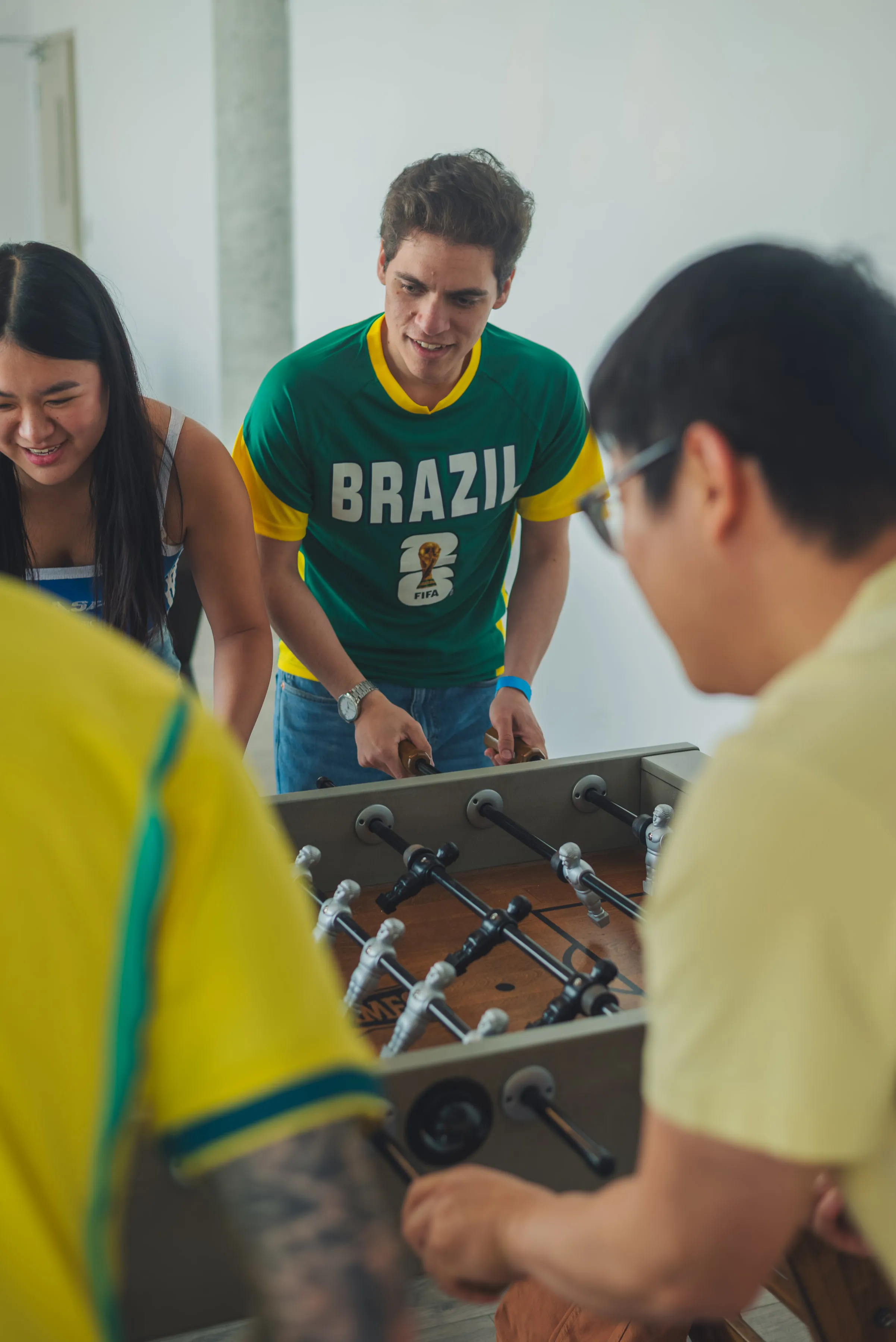 Asistentes jugando futbolín durante Nossa Copa.