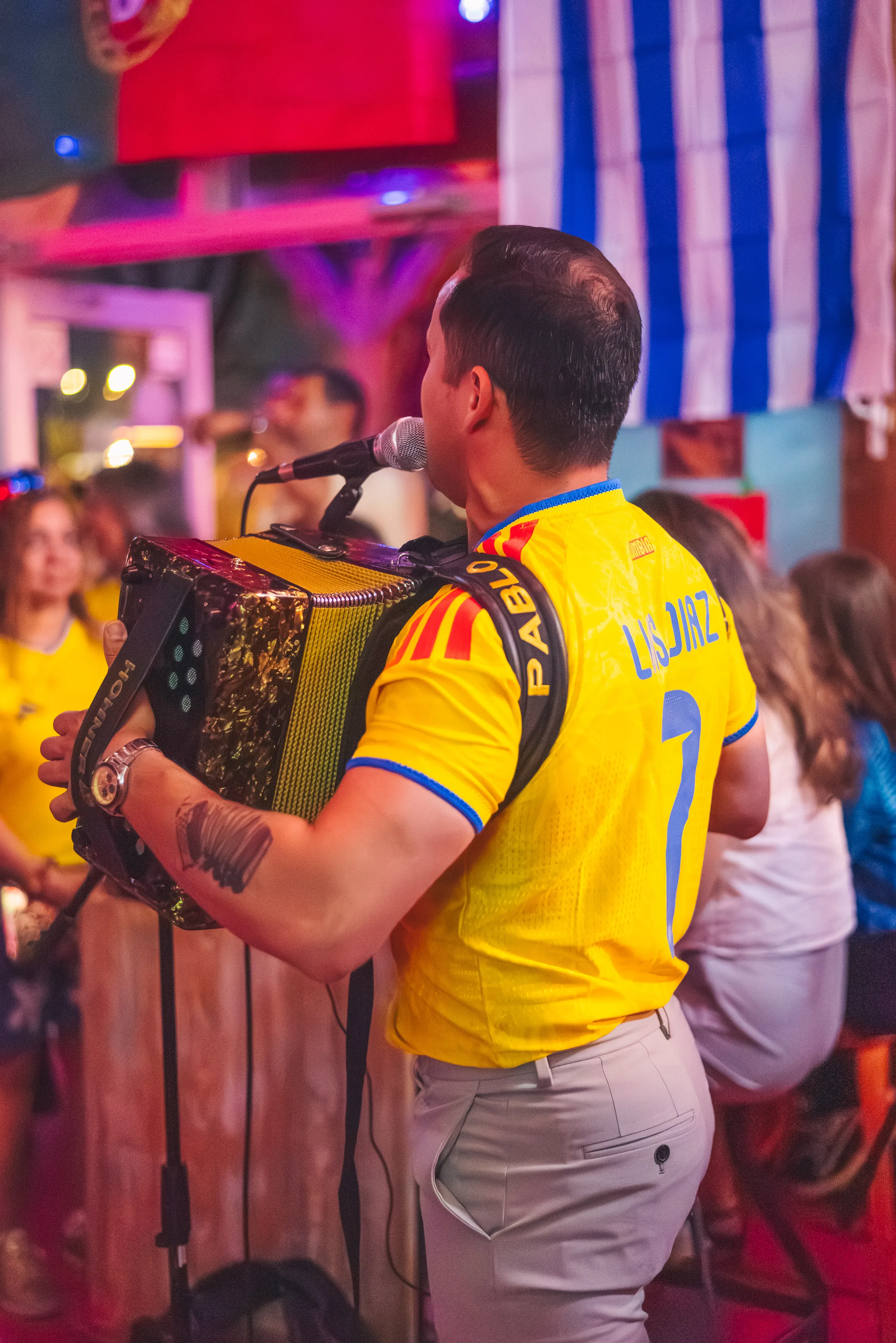 Músico con acordeón animando al público de Fan Fest Club.