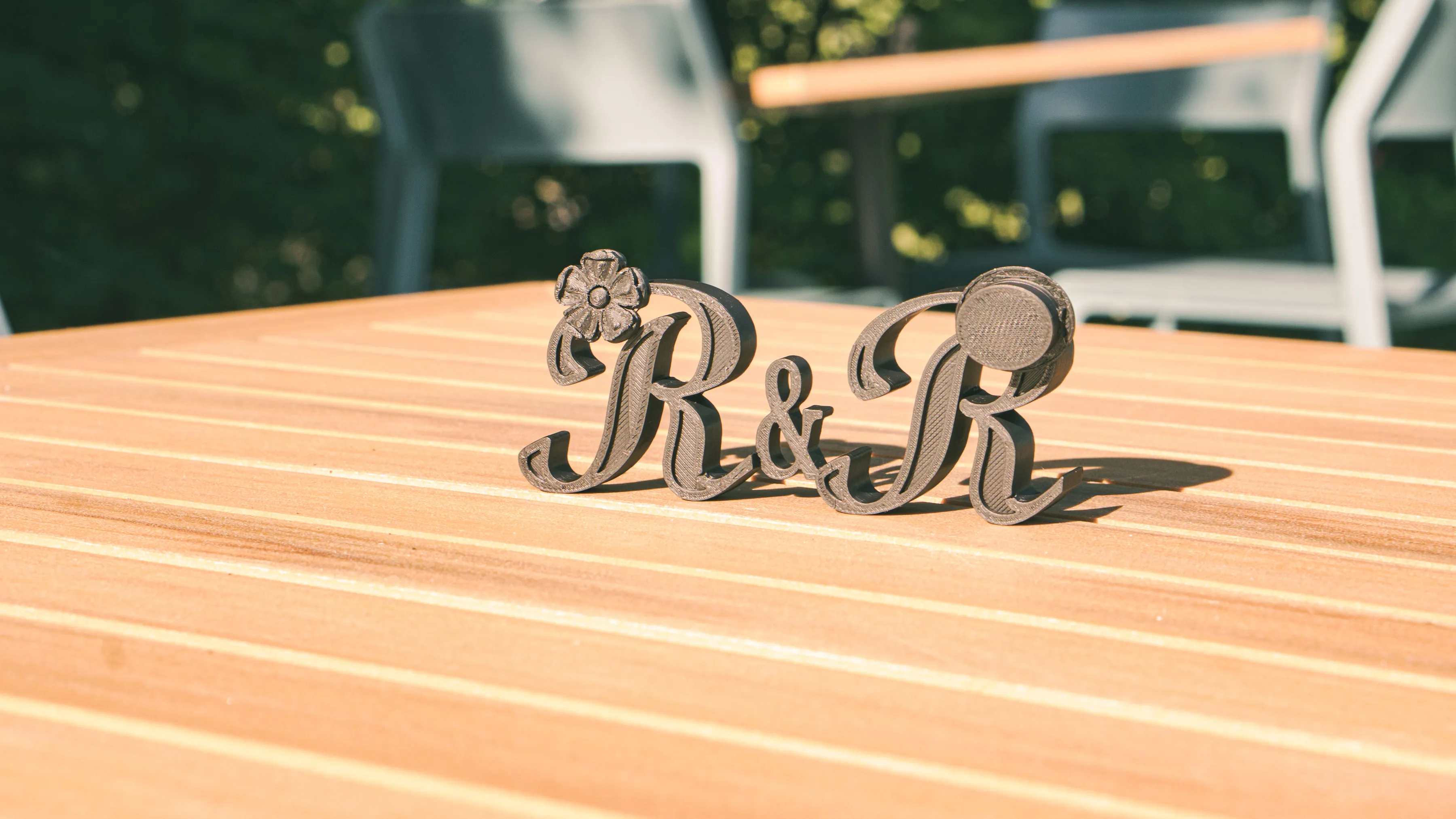 Iniciales R&R colocadas sobre una mesa de madera en la boda.