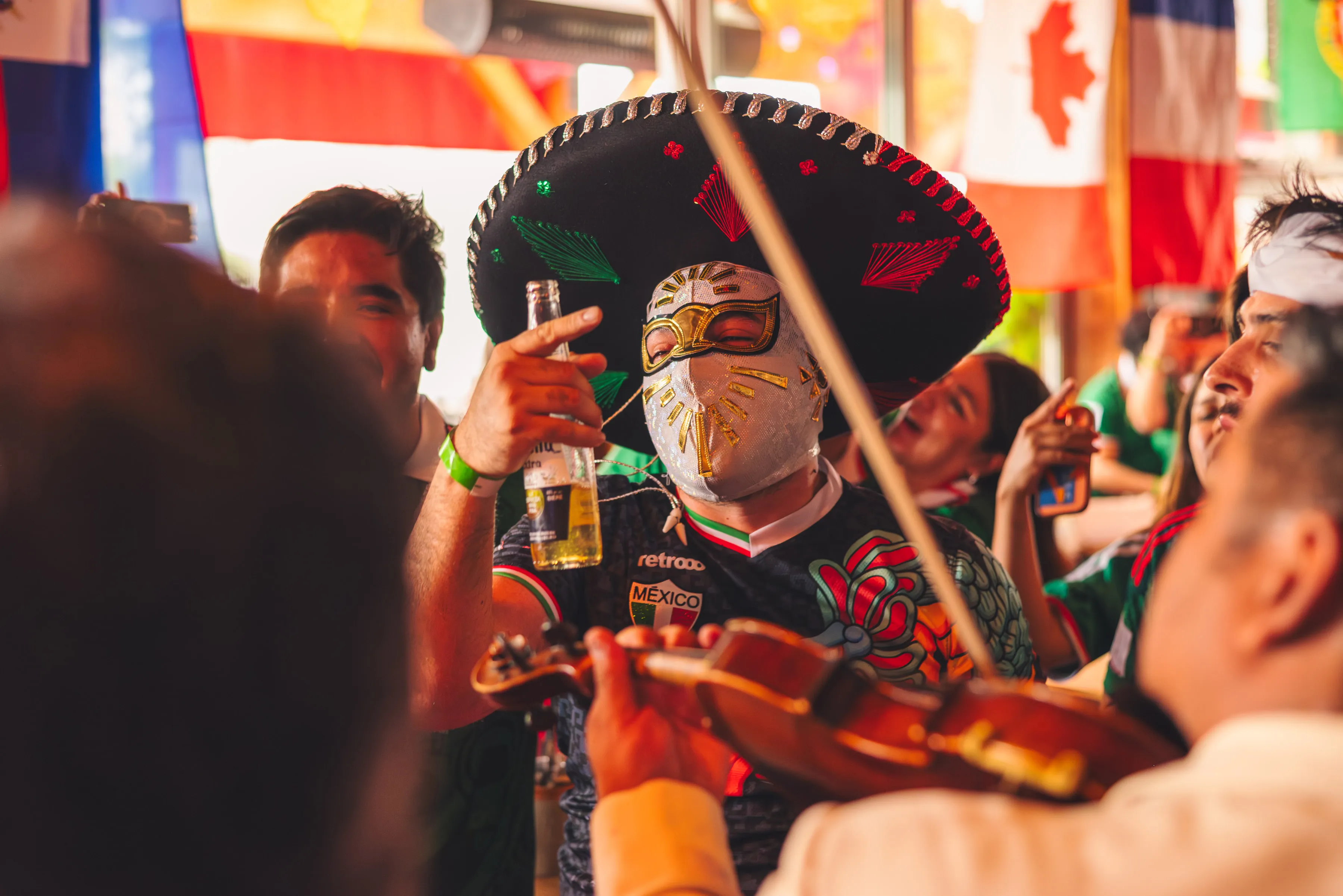 Aficionados de México disfrutando la música y el partido en Fan Fest Club.