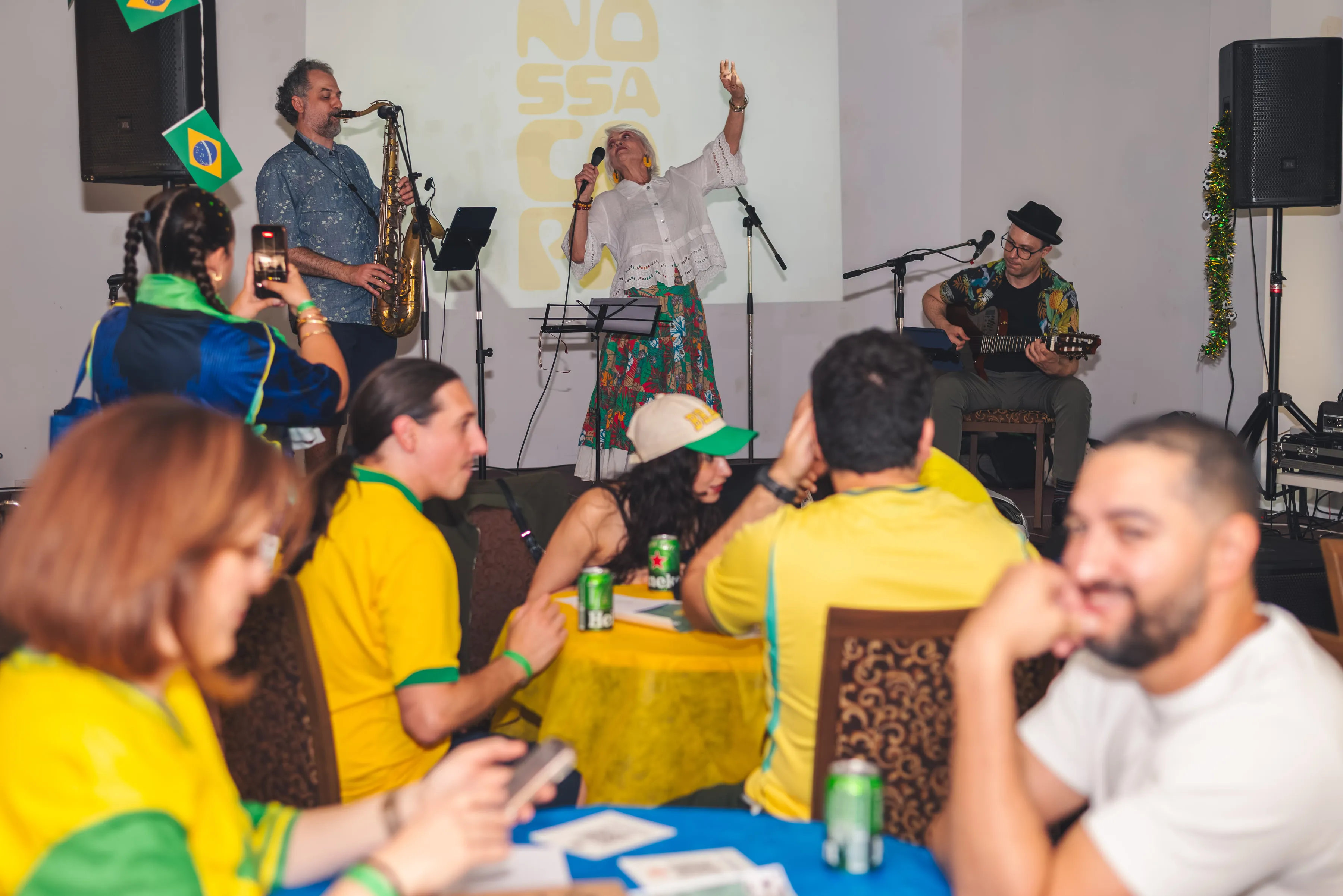 Presentación musical frente a los asistentes de Nossa Copa.