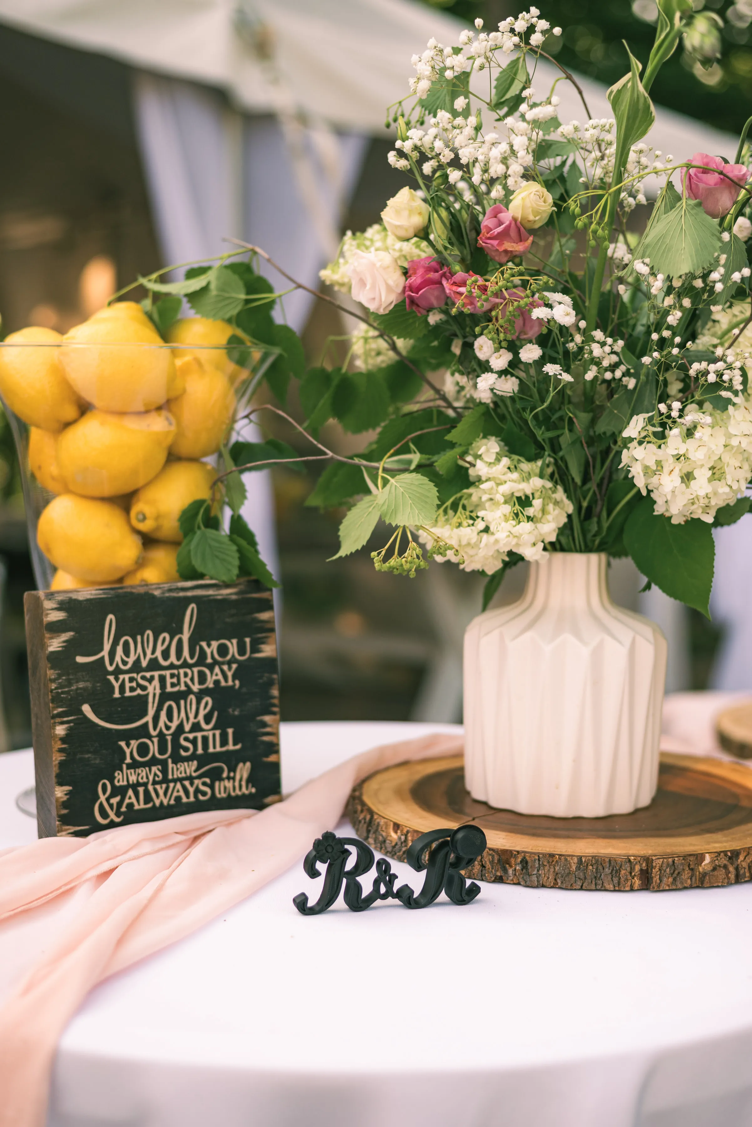 Detalle decorativo con limones y un mensaje para la pareja.